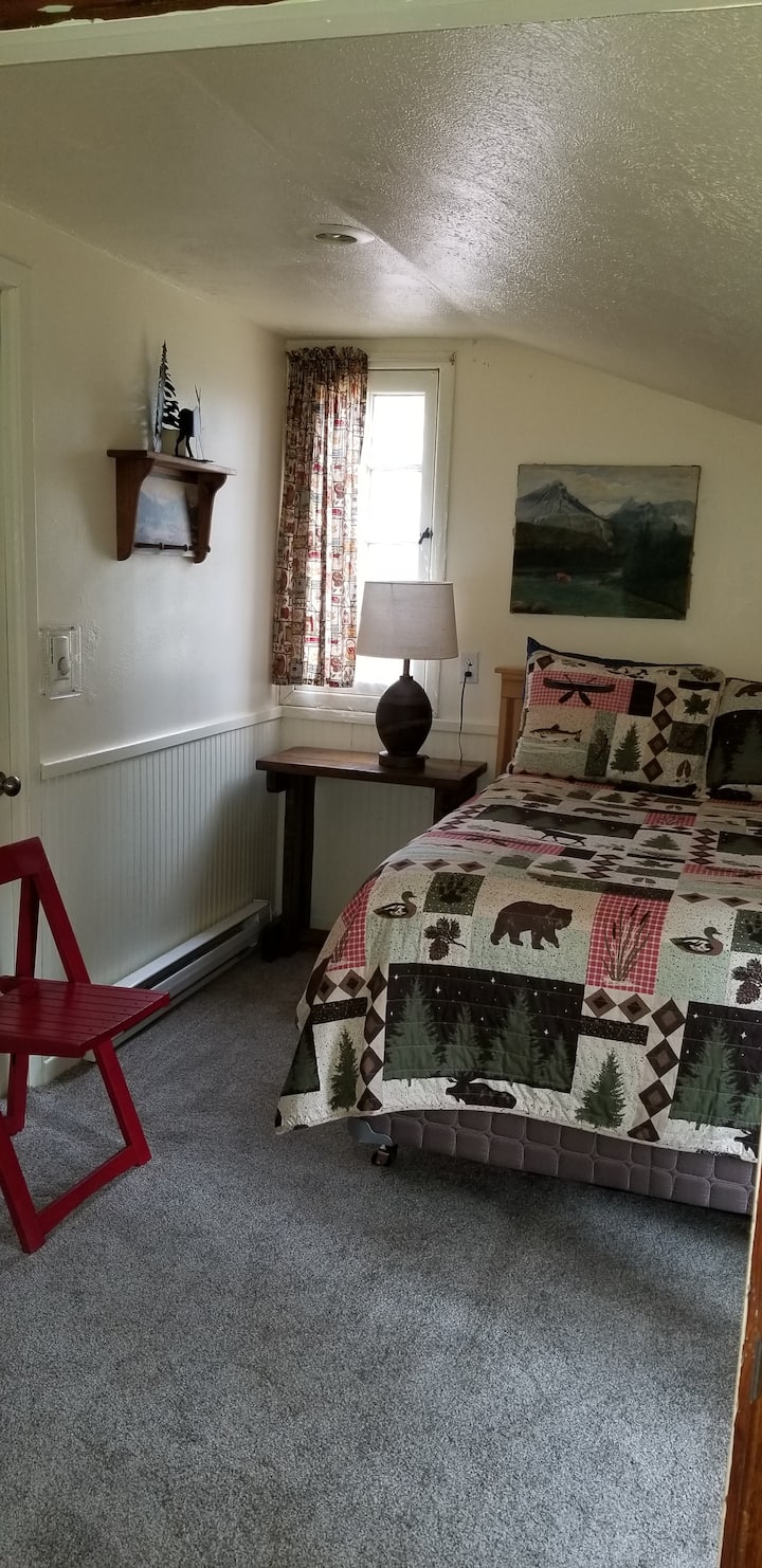 חדר שינה עם מיטה זוגית