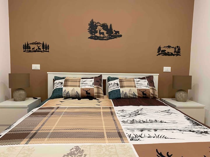Habitación cómoda que consta de una gran cama doble con sábanas y fundas de almohada incluidas en el precio , dos mesitas de noche, un armario de 2 puertas con cajones y una ventana con vistas a una magnífica vista de las montañas circundantes. 