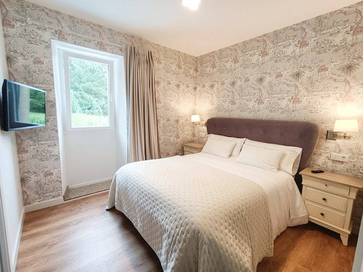 ห้องนอนใหญ่พร้อมห้องน้ำในตัว 
ห้องน้ำ 2