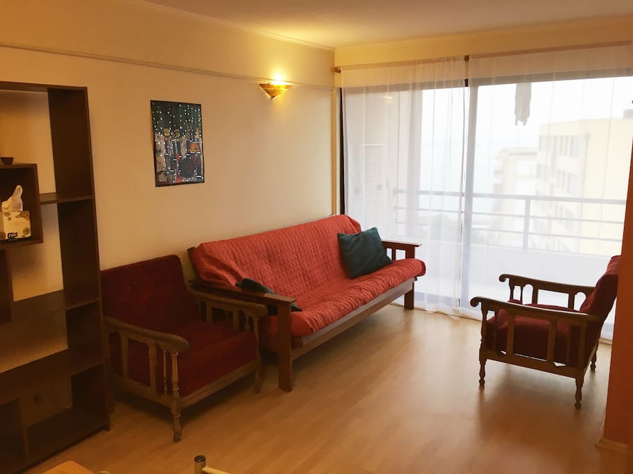 Sala de estar con balcón