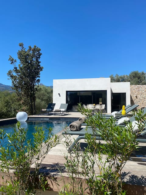 Le Rocher: Villa with heated pool