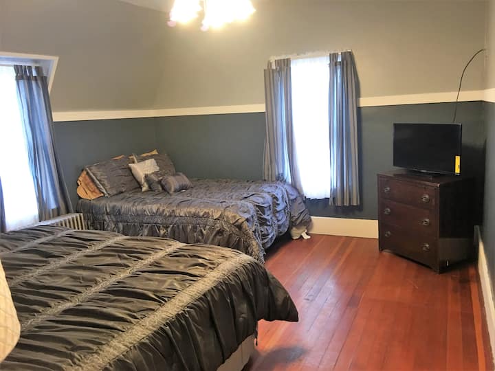 חדר שינה ראשי בקומה השנייה עם חדר שינה 1