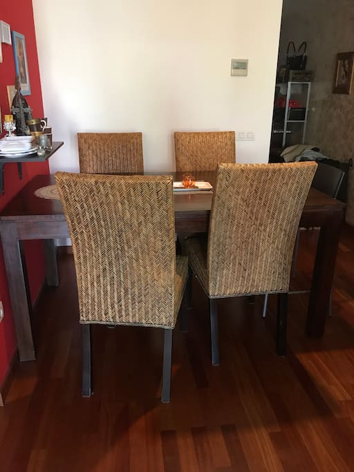 Mesa de salón y sillas .