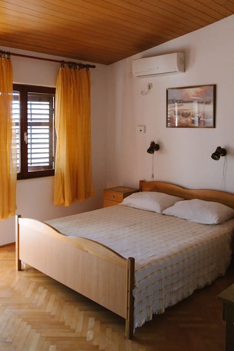 Clean, cozy and bright room
