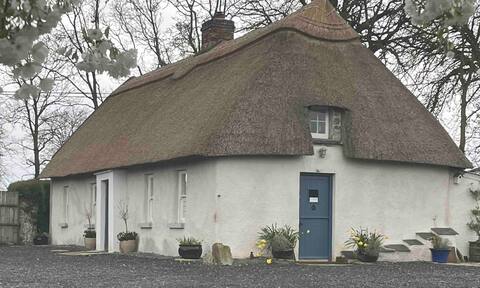 IrishThatched farm cottage. Private rural retreat