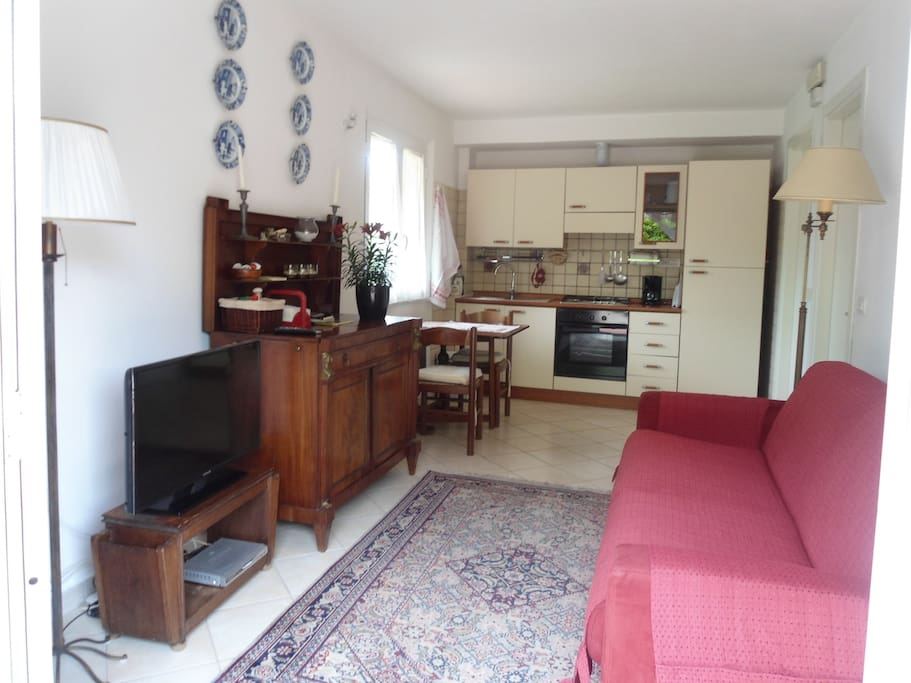 zitkamer met tv en keuken