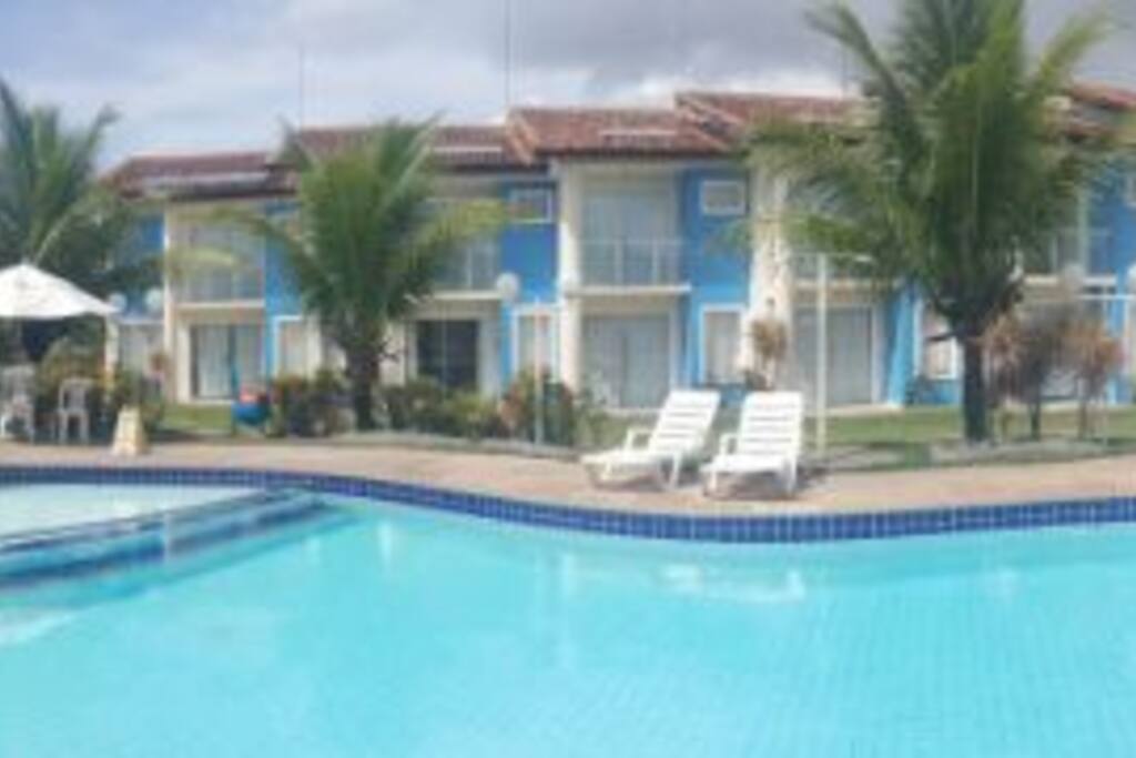 Área com duas piscinas e sauna.