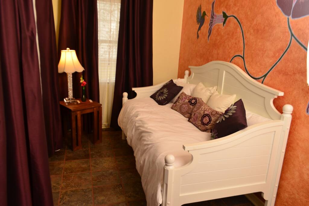 Gloria Sun room. Attached to Savannah room. 2 day beds.