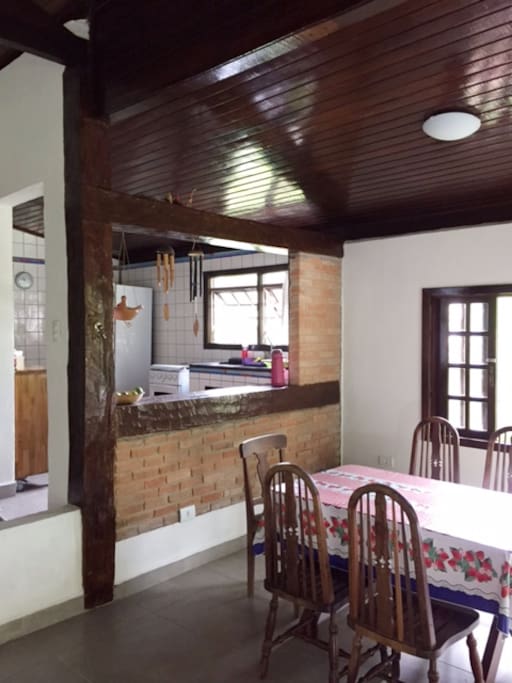 Vista da cozinha e sala.