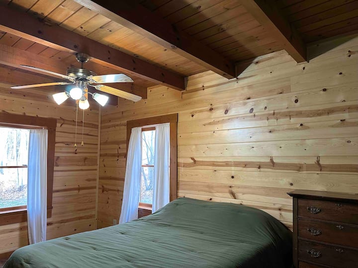 Брачна спална соба која се наоѓа на првиот кат. Оваа спална соба нуди пристап без скали до спалната соба. Оваа соба се наоѓа покрај дневната соба и кујната со целосна бања зад аголот. 