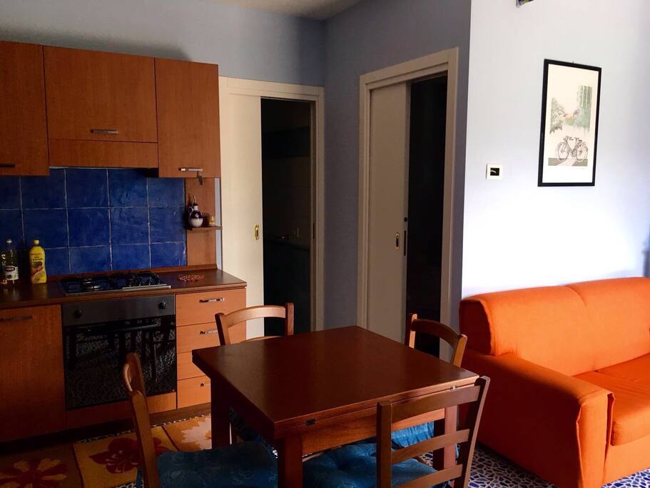 Cucina soggiorno con divano letto