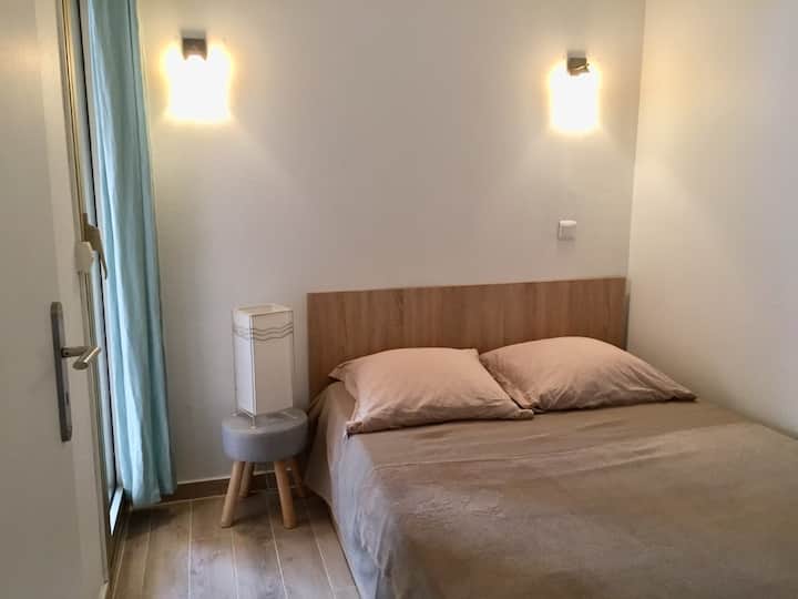 Dhomë gjumi e vogël me dollap me pamje nga tarraca.