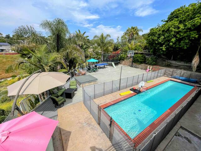 Ultimate Family Retreat: Theater, HotTub & Arcade! gallery image 3