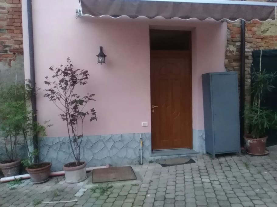 l entrata del mini appartamento a PIOVA MASSAIA.