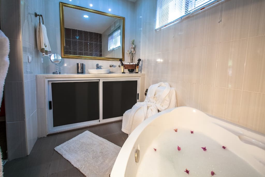 Honeymoon Suite Bathroom