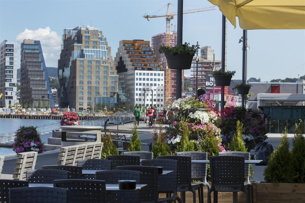 Restaurant 2 min walk