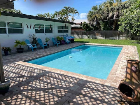 Beach house with heated pool one block to ocean!
