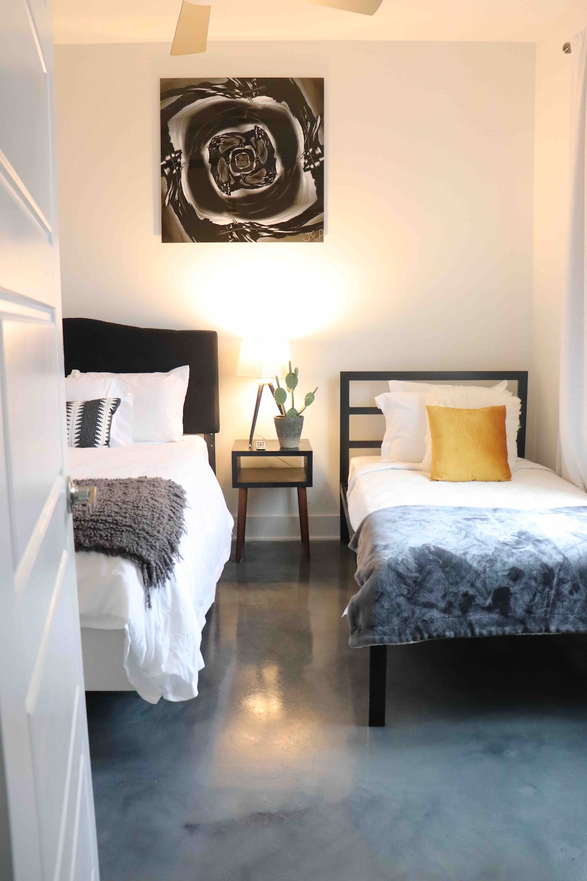 「音乐之城」卧室。 这间卧室配备一张1.8米宽双人床和一张单人床。 还配备了一台55英寸智能电视