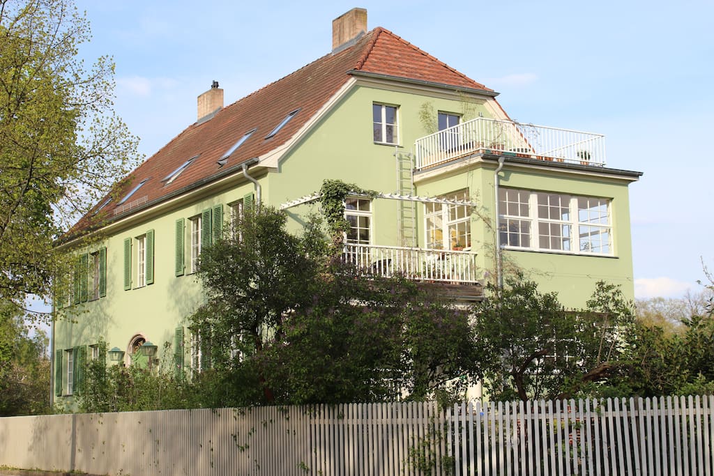 Haus - von Westen Ansicht mit Terrasse
