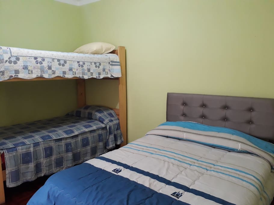 Dormitorio con 1 cama de 2 plazas y 2 camas de 1 plaza y 1/2