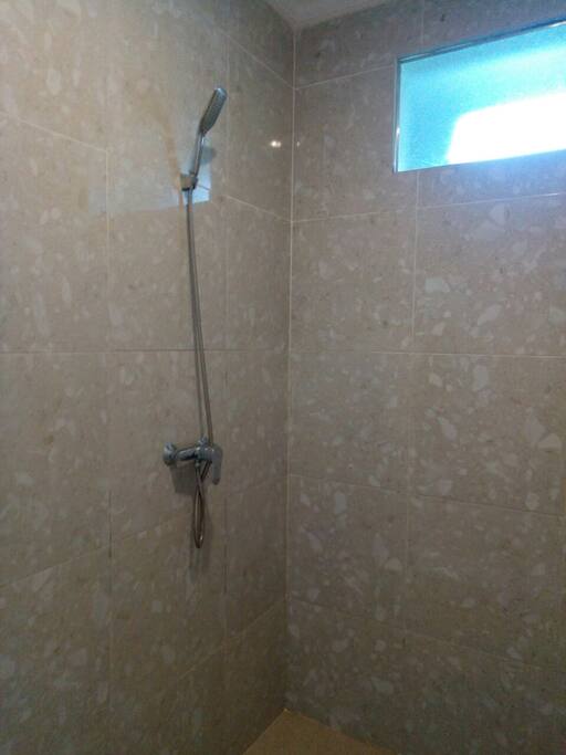 Fasilitas shower di kamar mandi