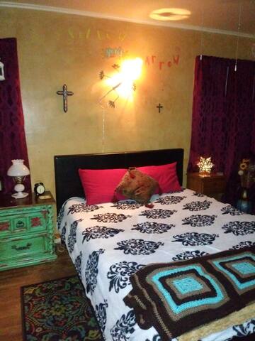 Centrally located. (Females or couples only)