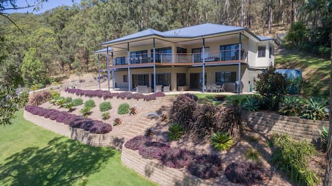 The Lake Retreat - southern shores of Smiths Lake
