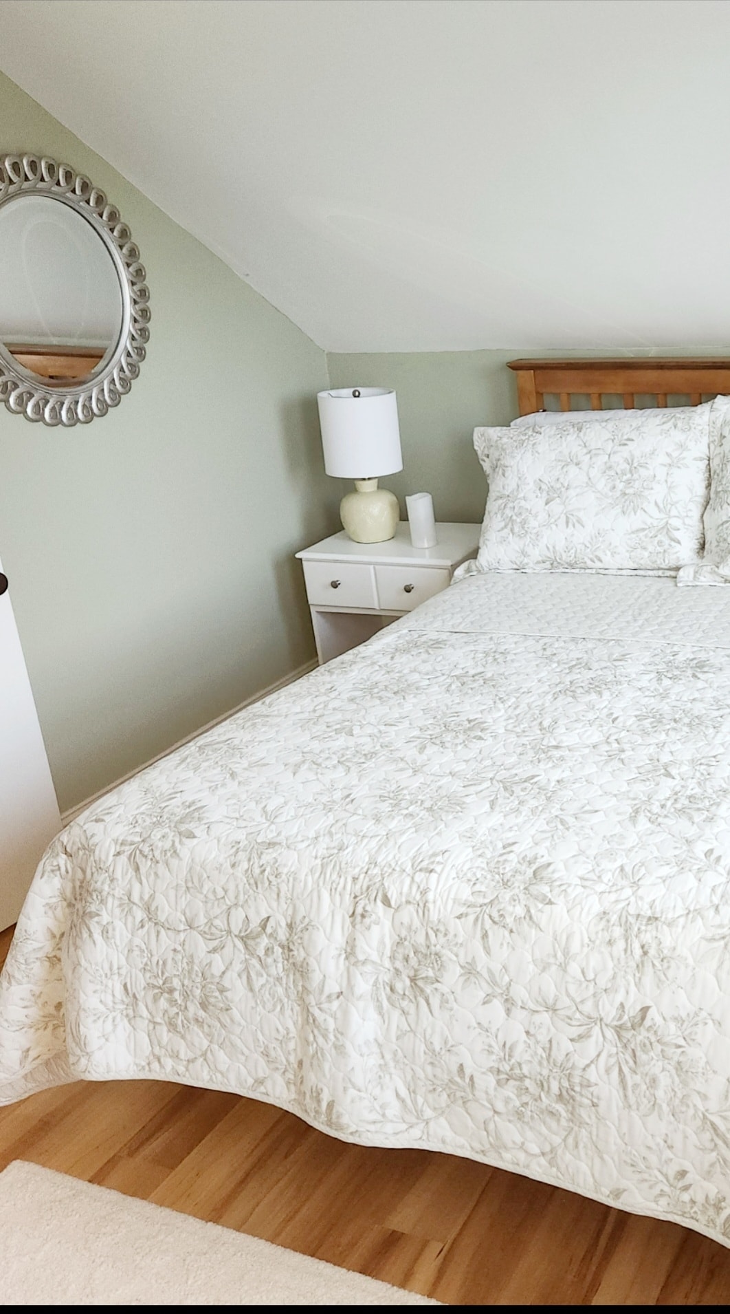 pohodlná pokojná spálňa s manželskou posteľou