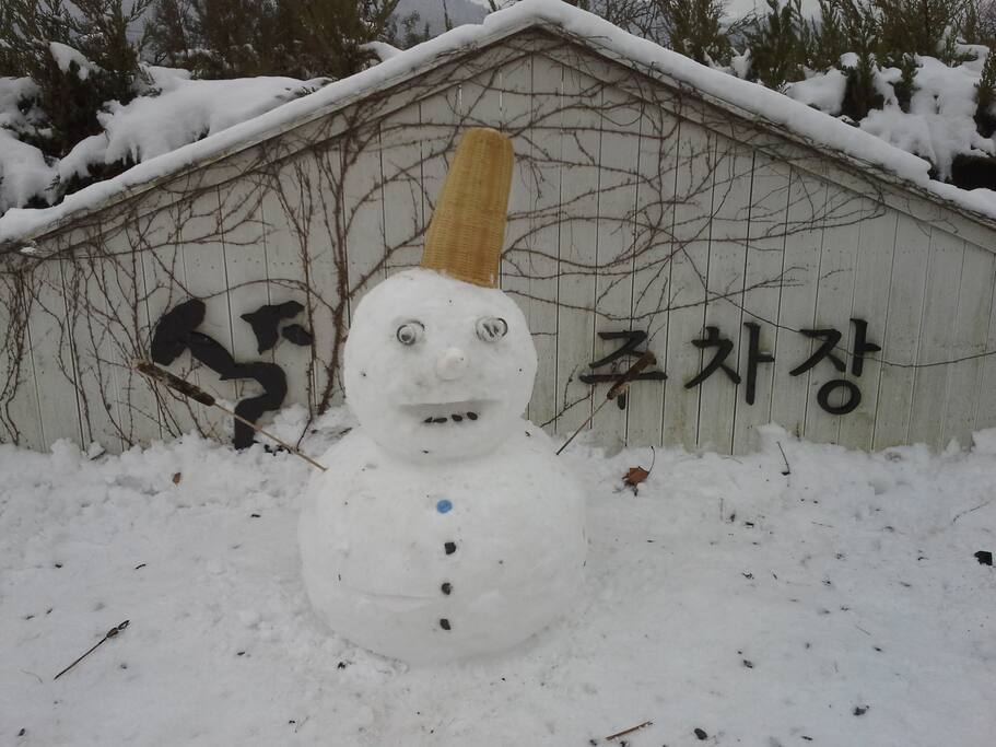 눈이 많이 오는 날에는 눈사람이 환영해준답니다.