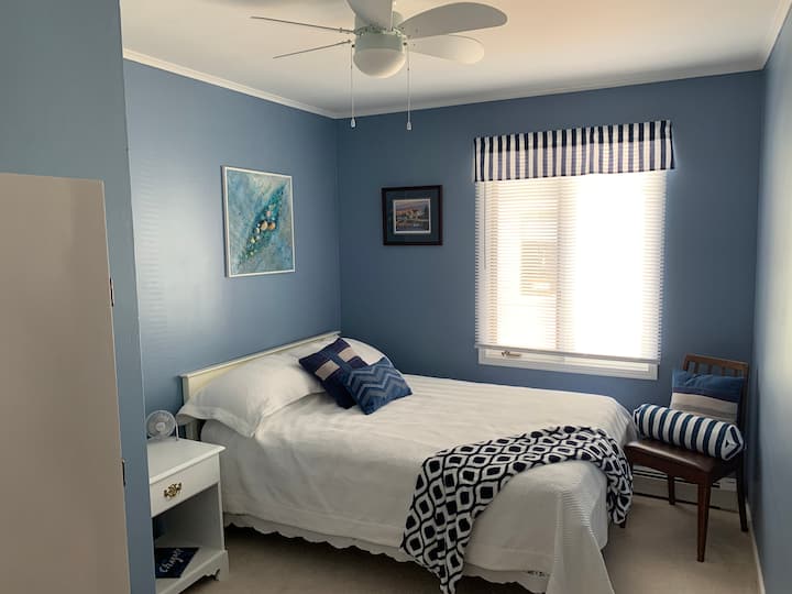 Dormitorio 3, cama doble, ventilador de techo.