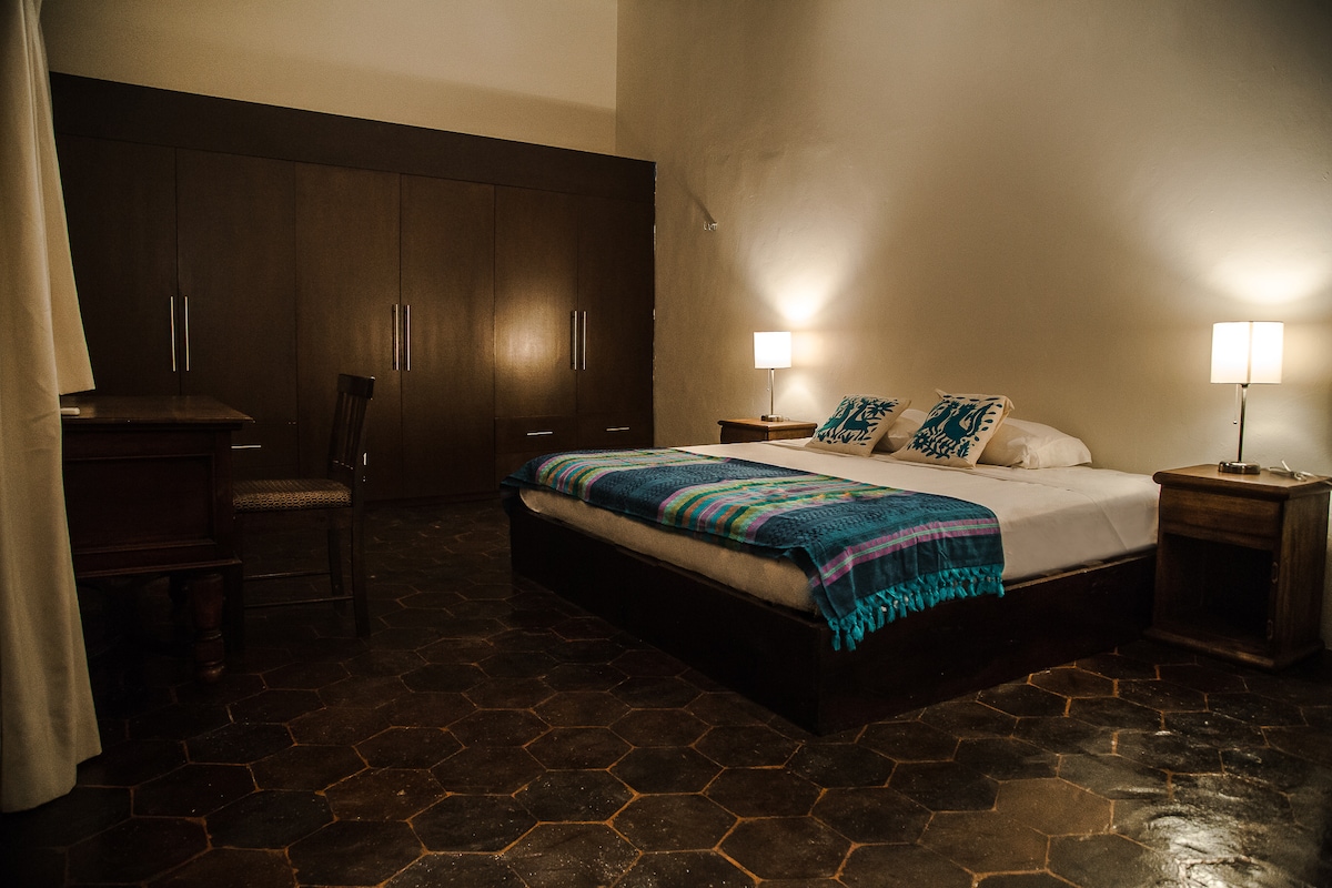 Druhá spálňa s manželskou posteľou veľkosti King a vlastnou kúpeľňou