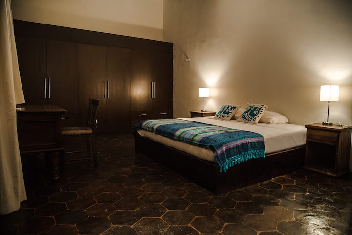 غرفة نوم ثانية بسرير بمقاس كينج وحمام خاص