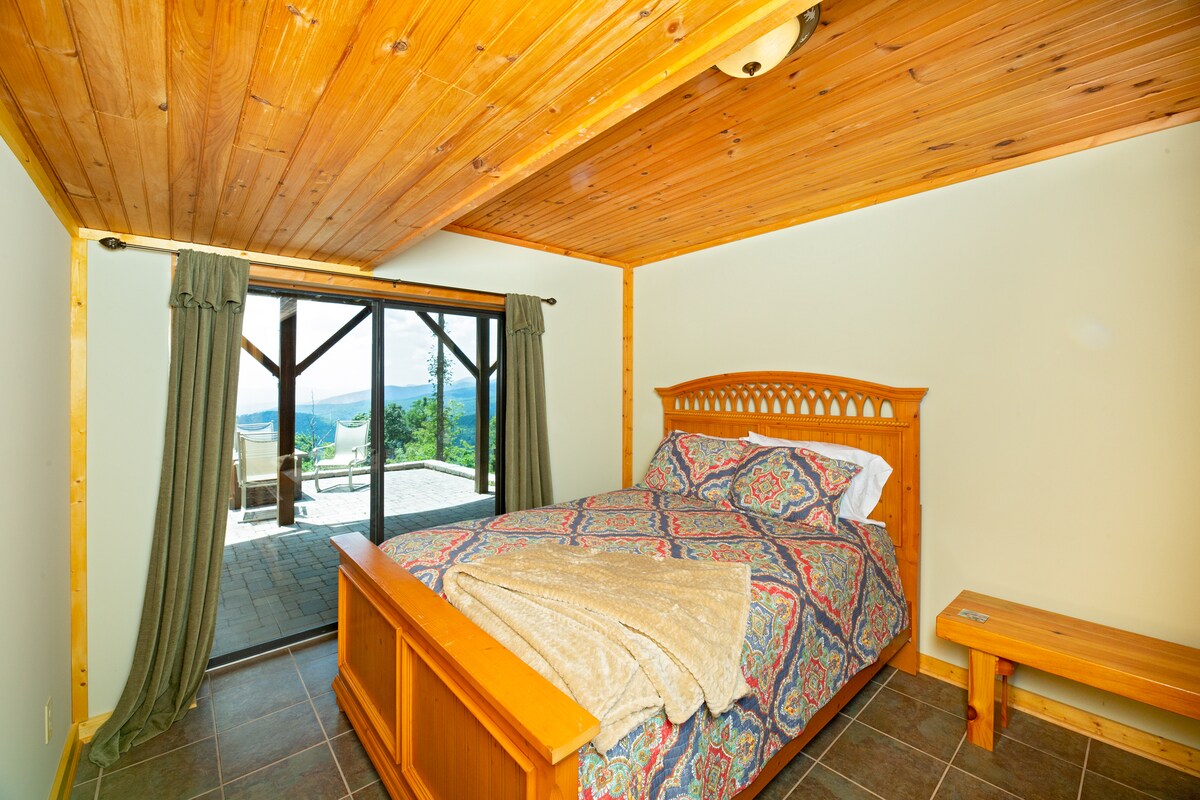 楼下卧室可通往露台。