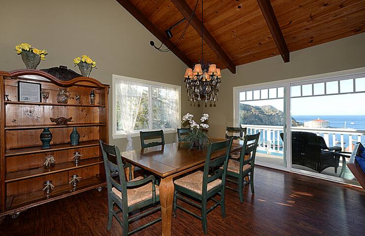 123UT Upper: Spacious home with views & cart