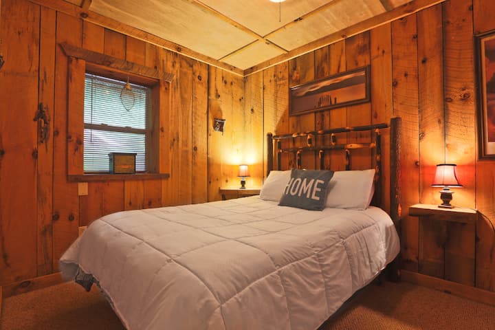 Bedroom 2 with queen size bed