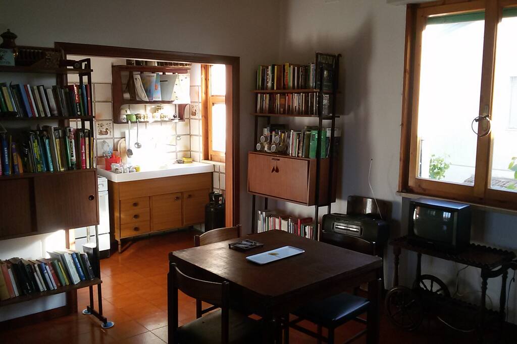 Salone lato cucinotto e zona colazione