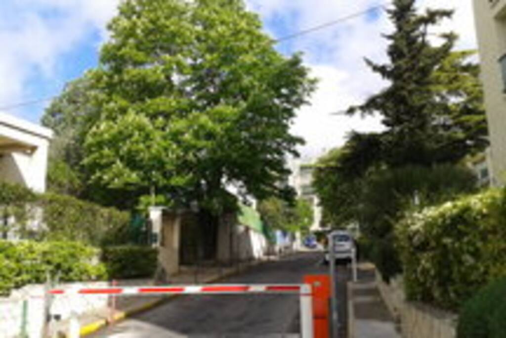 Etre si proche du centre ville et se trouver dans un ilot de verdure et de calme.Rare de pouvoir avoir dans une chambre d'hôte, un parking gratuit dans une résidence calme et à 3 minutes à pied du métro.