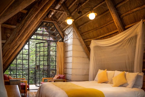 RAVEN'S NEST, Private cottage, surrounded by trees