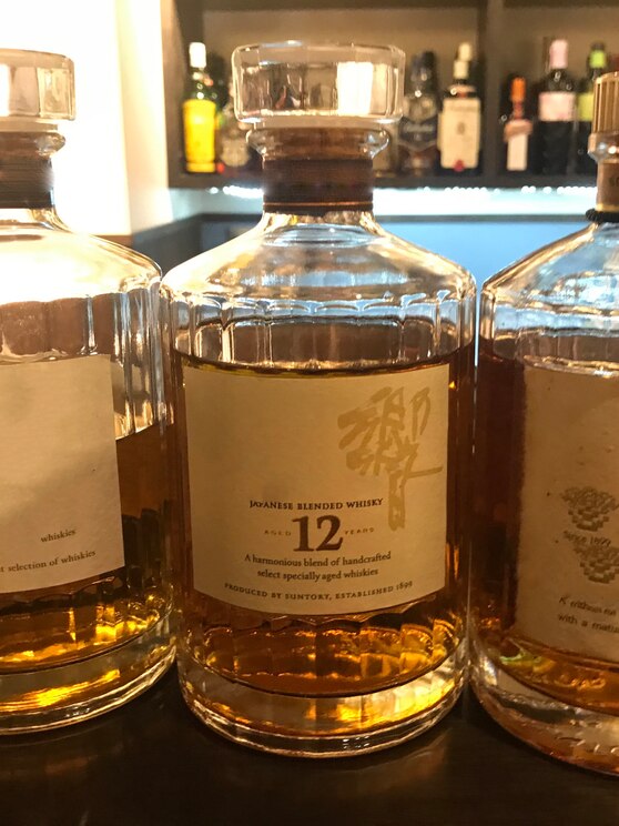 Show full-screen, host-provided image