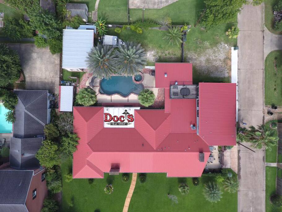 Salt Water Pool, hot tub, on 1 acre of tropical landscaped paradise