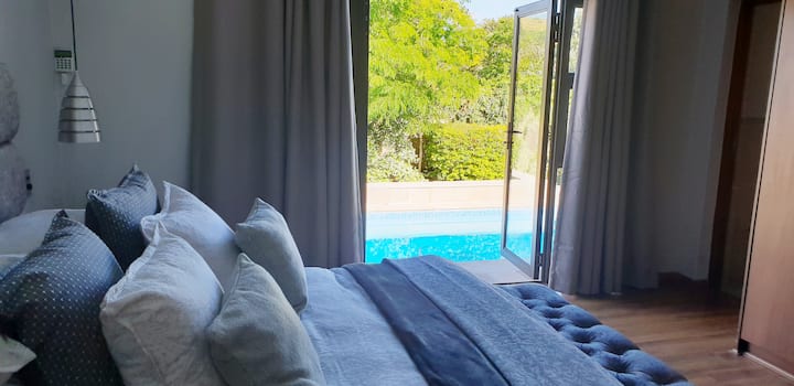 Დამამშვიდებელი ხედი საცურაო აუზსა და ბაღზე, საწოლში წამოსაწოლად და ფრინველების მოსასმენად