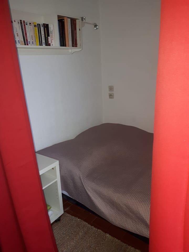 חדר שינה בין חדר השינה הראשי לחדר השינה בקומה 2 