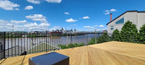 Riverfront Oasis: 5 Mins to DT/Stadiums City Views