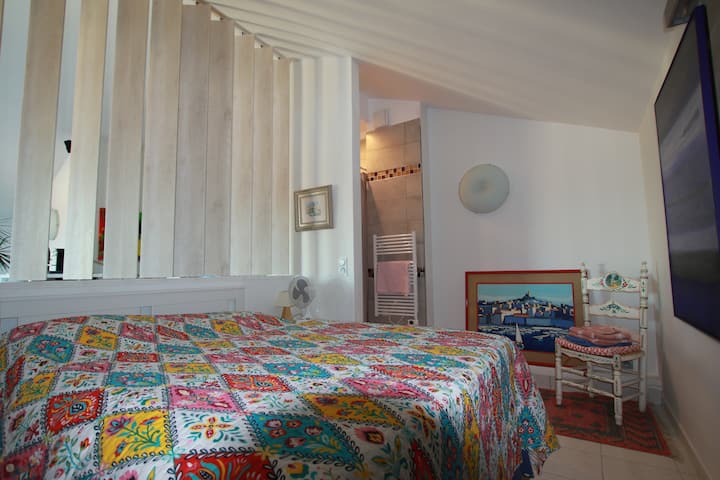 غرفة نوم متوسطة مع دش ( لا يمكن الوصول إليه )