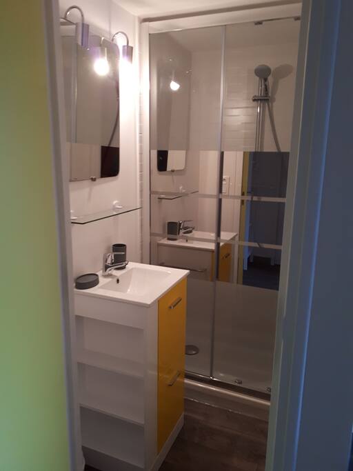 Salle de douche, les toilettes sont séparés. Les serviettes sont à votre disposition.