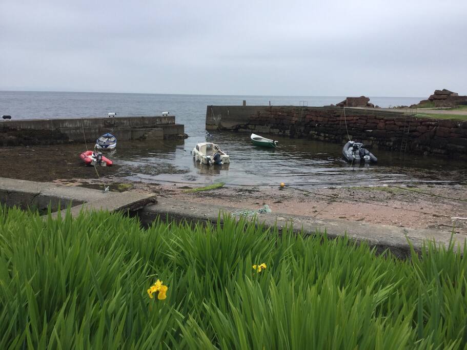 This is the sandstone quay, park just here in the lay by.