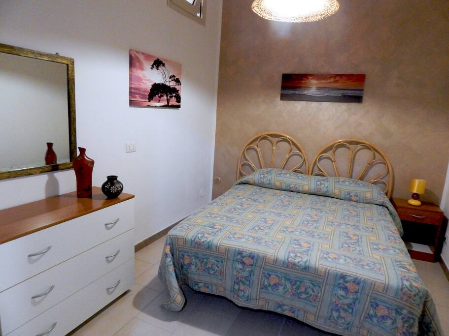 camera da letto, comò e armadio