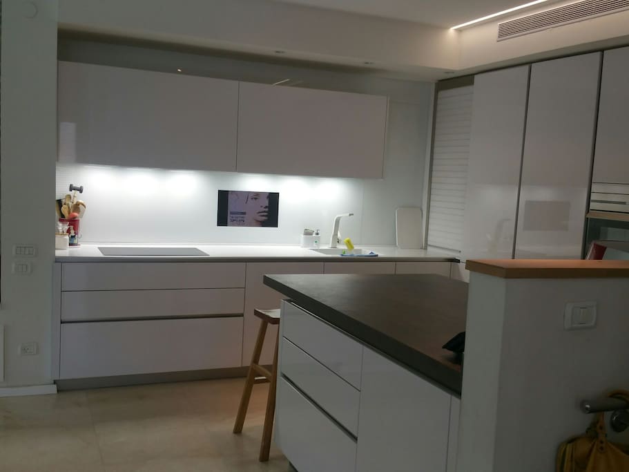 New kitchen equipped with micro oven, dishwasher, induction cooker.Thermal mixer, blender, mixer, toaster.There is also a TV inside the kitchen connected to the computer.