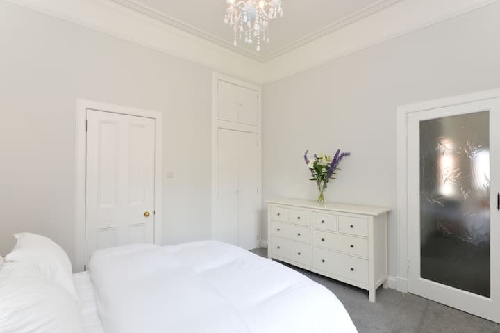 ห้องนอนใหญ่สำหรับเตียงใหญ่ 