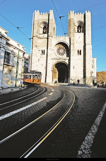 The famous tramway E28 in front of Sé de Lisboa